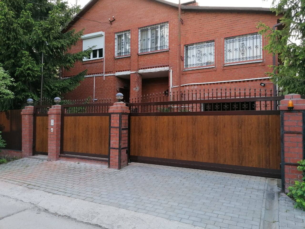 Уличные ворота DoorHan в Уссурийске с установкой