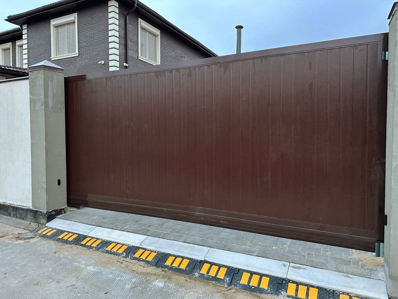 Уличные ворота DoorHan в Уссурийске с установкой